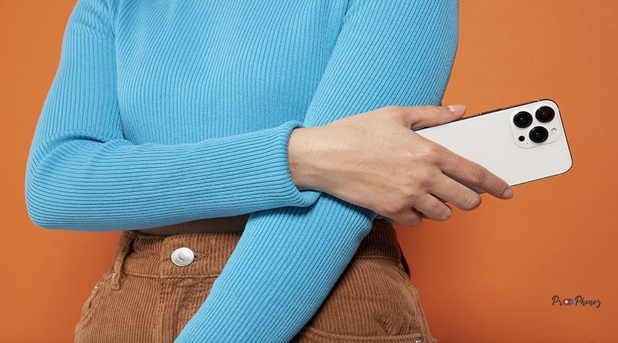 front-view-woman-showing-her-smartphone (1)