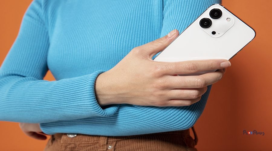 front-view-woman-showing-her-smartphone
