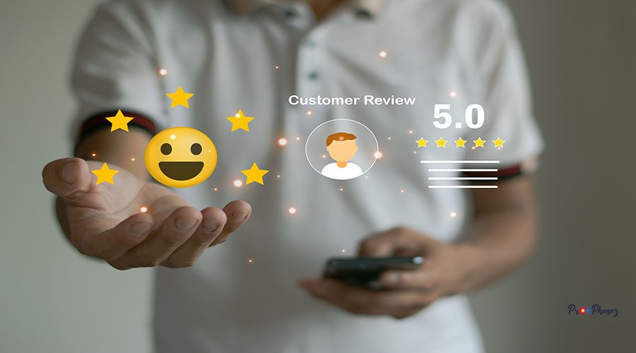 Men use their smartphones to choose happy smiley face icons to provide service satisfaction, and their impressions are very impressive through wireless network ratings.