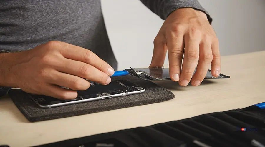 Computer and phone repairment service iphone 12 battery replacement