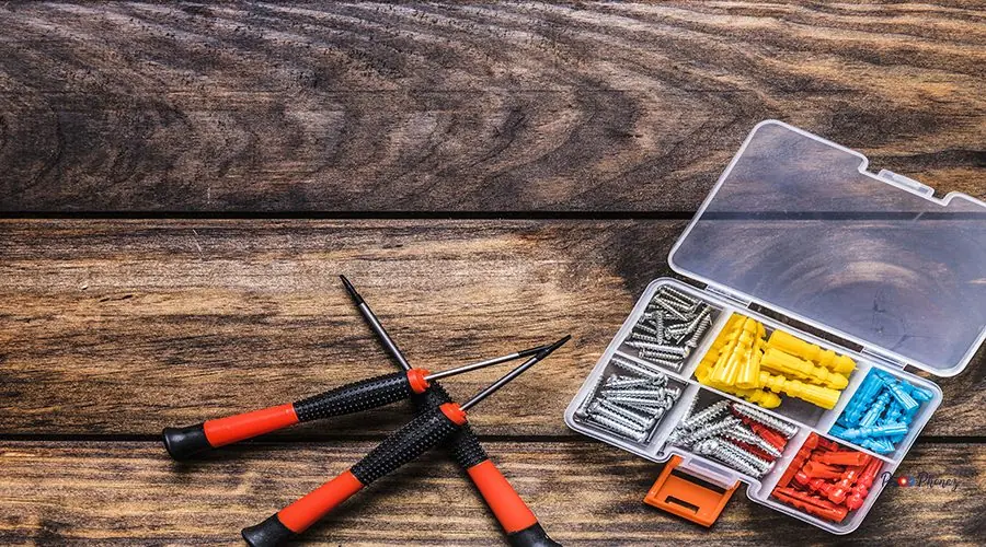 screwdrivers-with-bolt-kit-wooden-background screwdrivers-with-bolt-kit-wooden-background