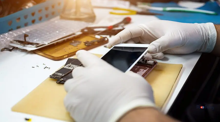 technicians-fix-mobile-phones technicians-fix-mobile-phones