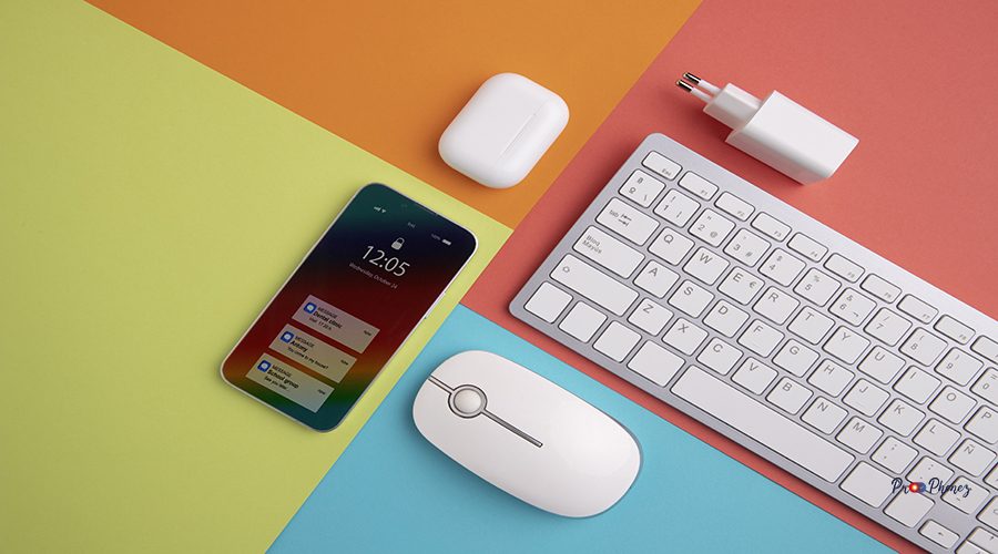 top-view-smartphone-with-keyboard-charger